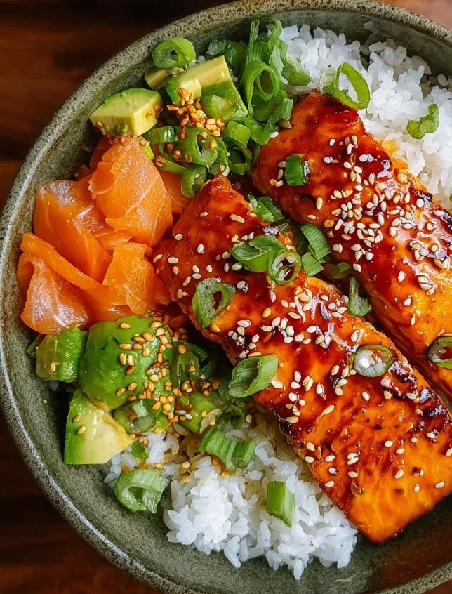 Honey Sriracha Salmon Bowls: A Sweet and Spicy Delight Delicious Honey Sriracha Salmon bowl topped with fresh vegetables
